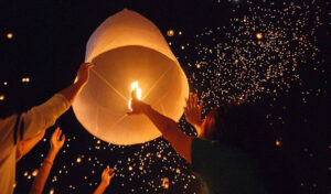 プノンペン都庁、クメール正月期間中の飛行ランタンと花火を禁止