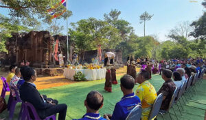 タ・モアン・トム寺院でのタイの祈祷儀式を実施