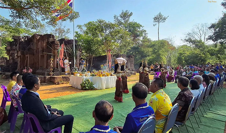 タ・モアン・トム寺院でのタイの祈祷儀式を実施