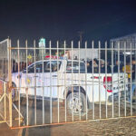 プレイベン州　容疑者の逮捕後、群衆がパトカーを囲む