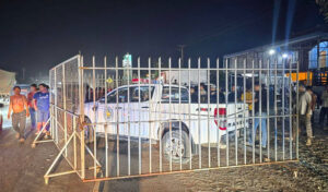 プレイベン州 容疑者の逮捕後、群衆がパトカーを囲む