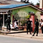 ココンで発生した銃撃事件で、警察は犯人を追跡中