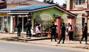 ココンで発生した銃撃事件で、警察は犯人を追跡中