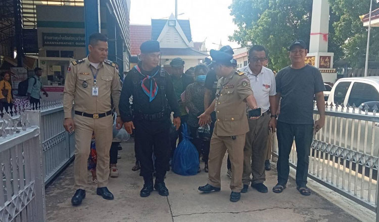 不法入国の100人以上のカンボジア人がタイから強制送還