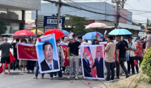 抗議者たちは国立銀行へ、H-Pay銀行資金の返還を要求