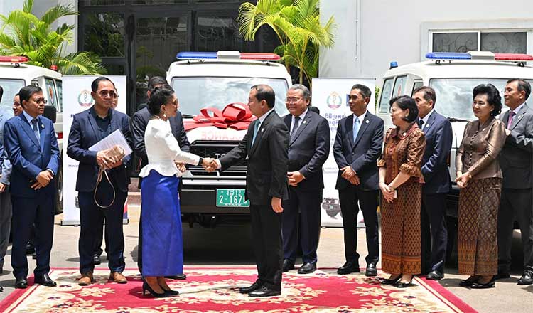 保健省 アジア開発銀行(ADB)の資金援助で救急車10台を受領