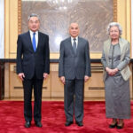 国王と王太后が北京で中国外相と会談