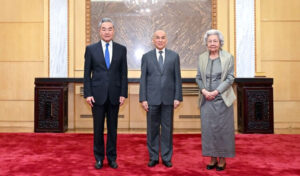 国王と王太后が北京で中国外相と会談