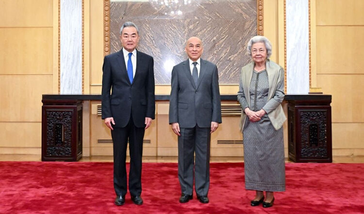 国王と王太后が北京で中国外相と会談
