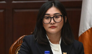 国連が司法の不備を指摘したことを受け、政府は児童強姦事件を再調査に