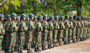 国境付近での爆発事故を調査、兵士4名が負傷