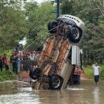クラティ  橋から車が転落し、運転手が溺死