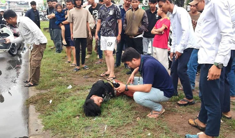 プノンペンで携帯電話泥棒が群衆に捕まる