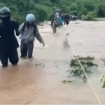 洪水のクナンプサール、当局が立ち往生の行楽客500人を救助