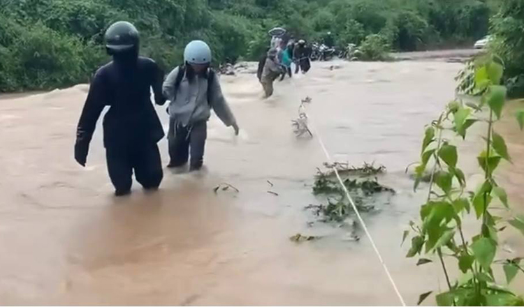 洪水のクナンプサール、当局が立ち往生の行楽客500人を救助
