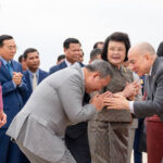 国王と王太后が中国での治療を終え、カンボジアに帰国