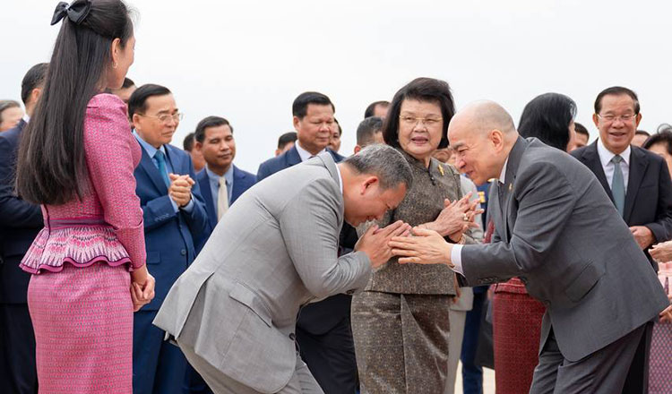 国王と王太后が中国での治療を終え、カンボジアに帰国