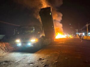 シアヌークビルでトラックが炎上 運転手は軽傷