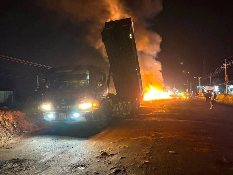 シアヌークビルでトラックが炎上　運転手は軽傷