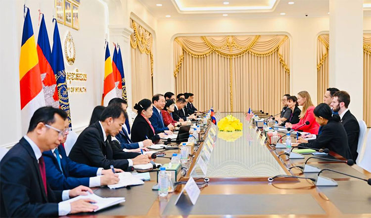 カンボジアと米国、結核とデング熱対策で保健分野の協力関係を拡大