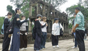 小松大学の学生たちがアンコール遺跡の保存方法を研究