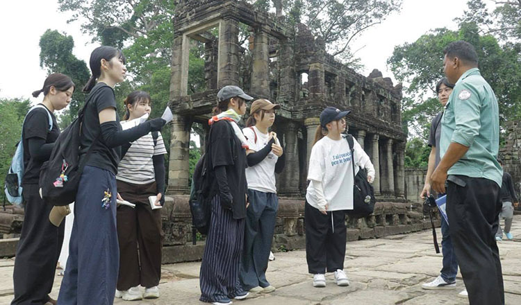 小松大学の学生たちがアンコール遺跡の保存方法を研究