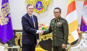 カンボジアと米国、防衛関係の強化と地域平和について協議