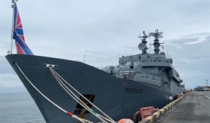 ロシア海軍の練習艦ペレコップがシアヌークビル港に入港