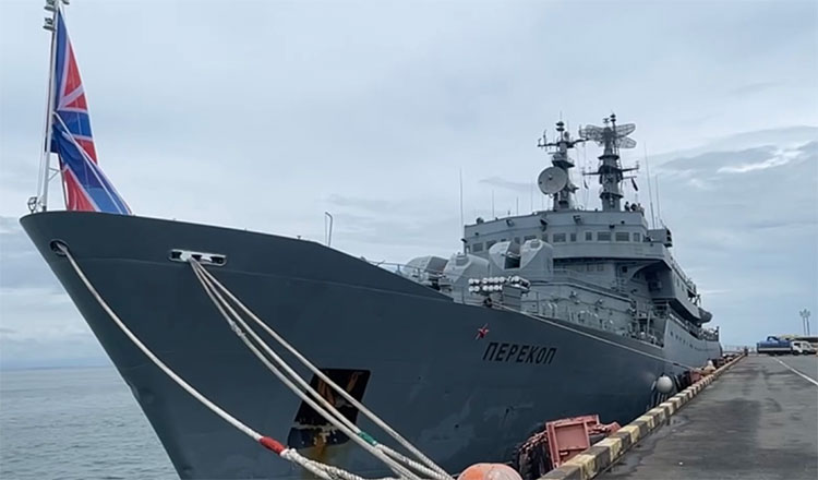 ロシア海軍の練習艦ペレコップがシアヌークビル港に入港