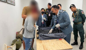 テチョ国際空港で外国人コカイン密輸犯が逮捕される