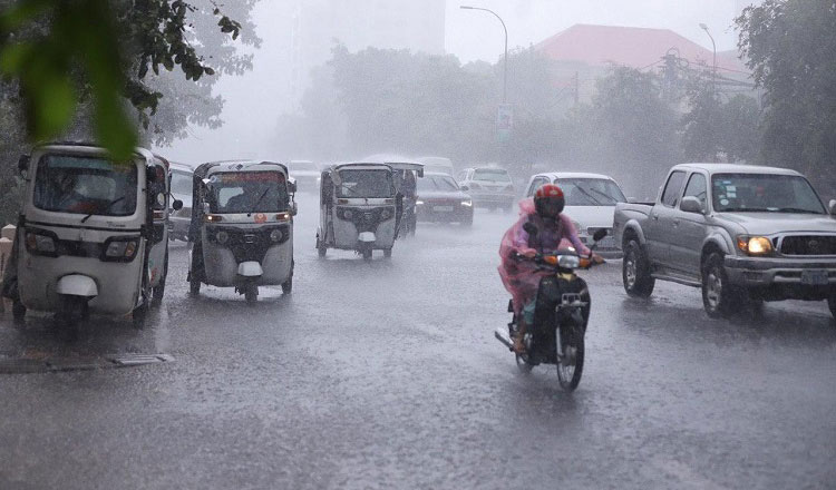 台風ドゥジュアンはカンボジア全土に雨と強風