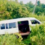 コンポンスプー州　ミニバスの衝突事故で15人が負傷 、バス運転手は事故後に逃亡