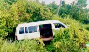 コンポンスプー州　ミニバスの衝突事故で15人が負傷 、バス運転手は事故後に逃亡