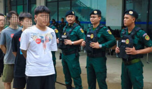 カンボジアから中国人90人が国外追放された