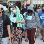 ポイペト国境でタイから強制送還されたカンボジア人労働者96人を受け入れ