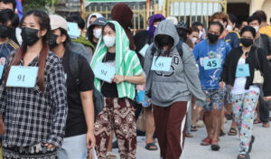 ポイペト国境でタイから強制送還されたカンボジア人労働者96人を受け入れ