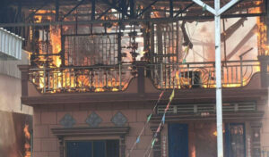 息子を警察に告発後、女性が自宅が火事になっているのを発見